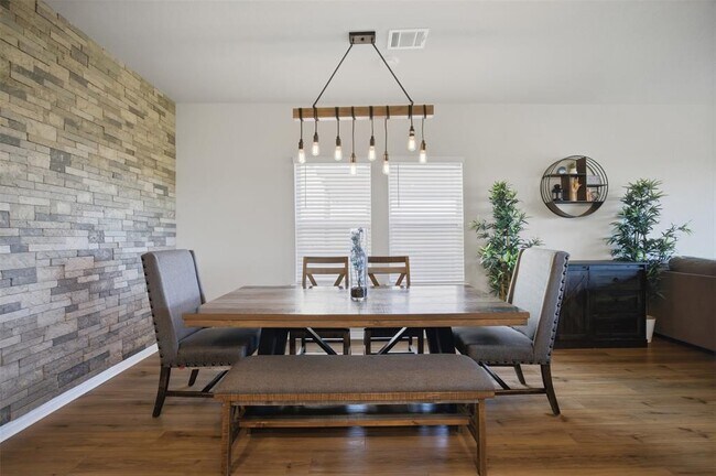 Building Photo - 904 View Dr