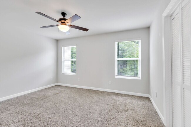 Building Photo - Two-story 3BR/2.5BA townhome in Foxcroft T...