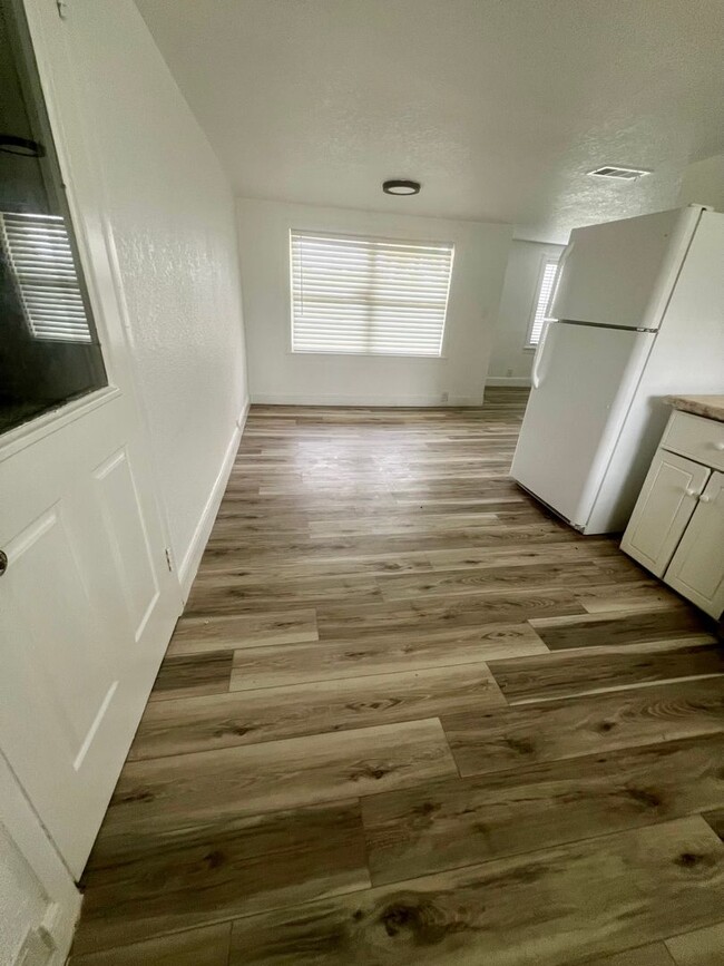 Building Photo - Newly Renovated 3/1 House with 2 car garag...