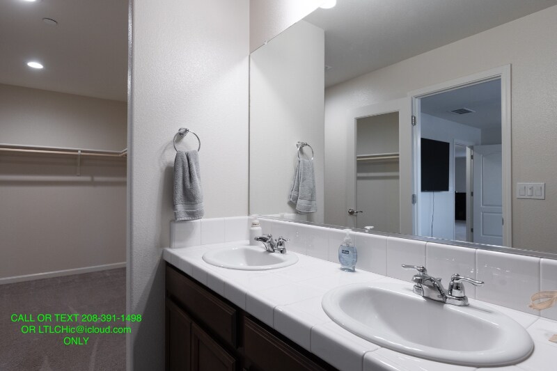 Building Photo - 1385 Deerwood St