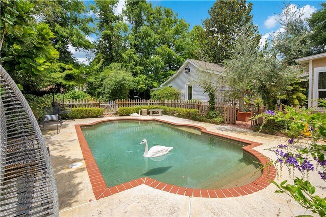 Building Photo - Queen Anne Victorian Estate