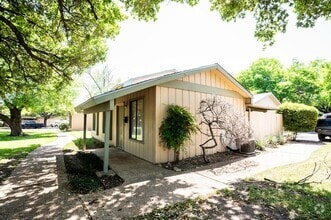 Building Photo - 906 Silver Quail Ln