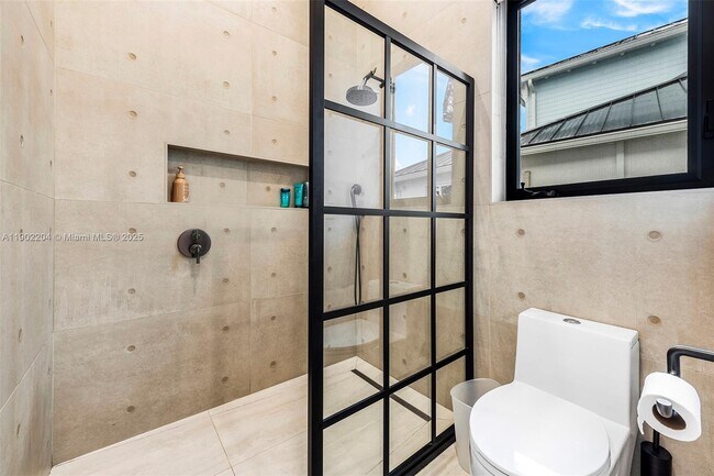 Building Photo - 3701 NE 26th Ave