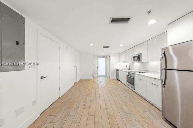 Building Photo - 1966 Biarritz Dr