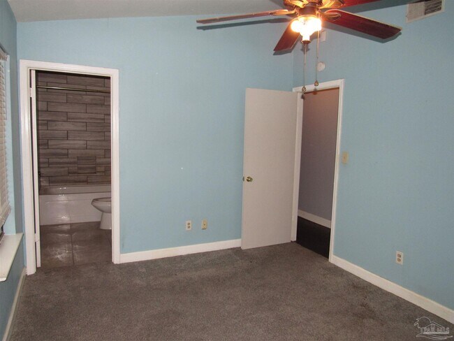 Building Photo - 7804 Oak Forest Dr