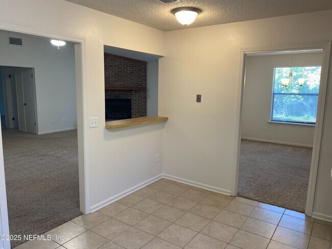 Building Photo - 12924 Tree Way Ln