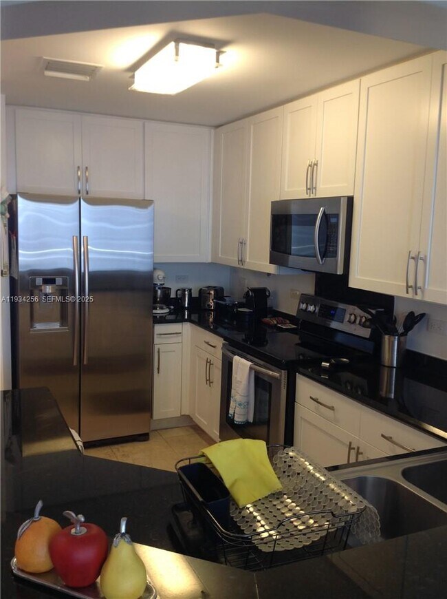 Building Photo - 801 Brickell Key Blvd