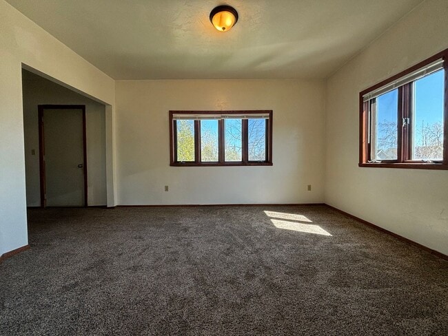 Building Photo - 828 S Maple Ave