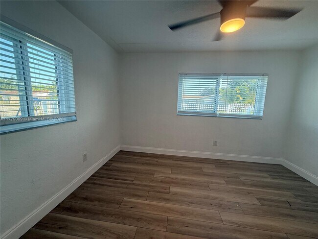 Building Photo - 1040 SW 30th Ave
