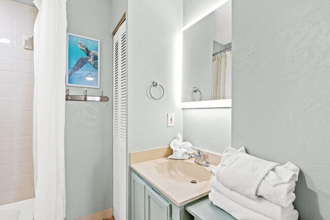 Building Photo - 8743 Thomas Dr