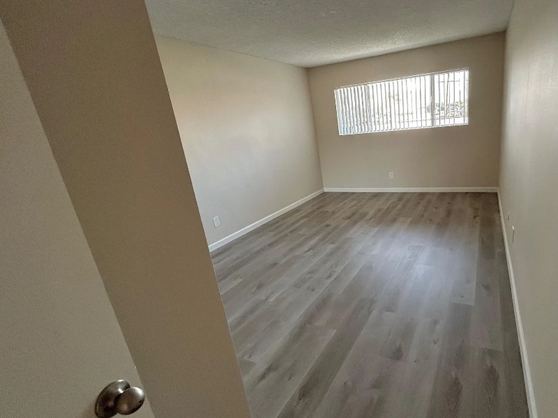 Building Photo - 220 E Live Oak St