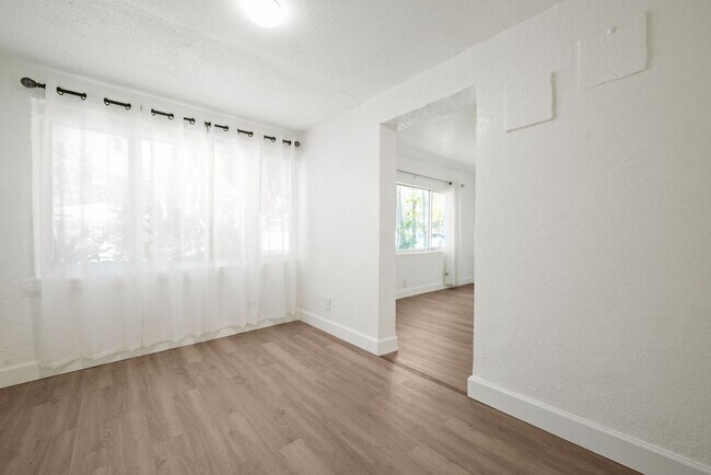 Building Photo - Spacious 1 Bed / 1 Bath Apartment Near Downtown Miami