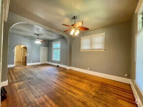 Building Photo - AVAILABLE NOW! Move-In Special! Half Off F...