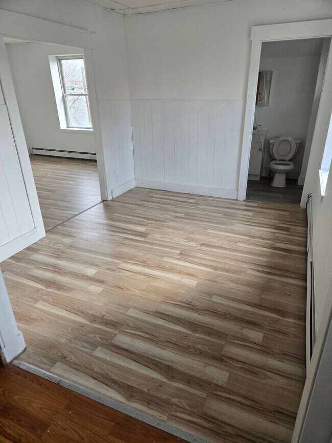 Building Photo - Charming 2nd floor 1BR Studio in Woonsocket