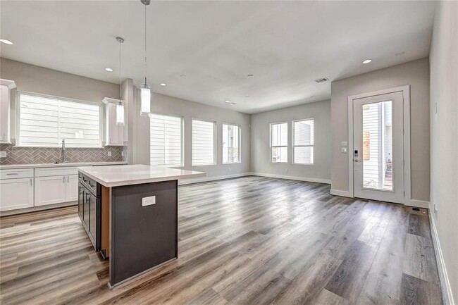 Building Photo - 3362 Pinemont Dr
