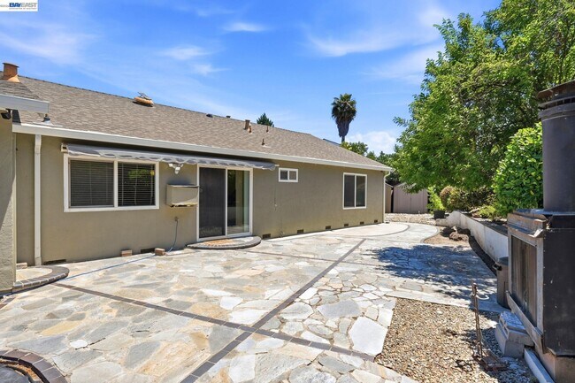 Building Photo - 325 Goshen Ct