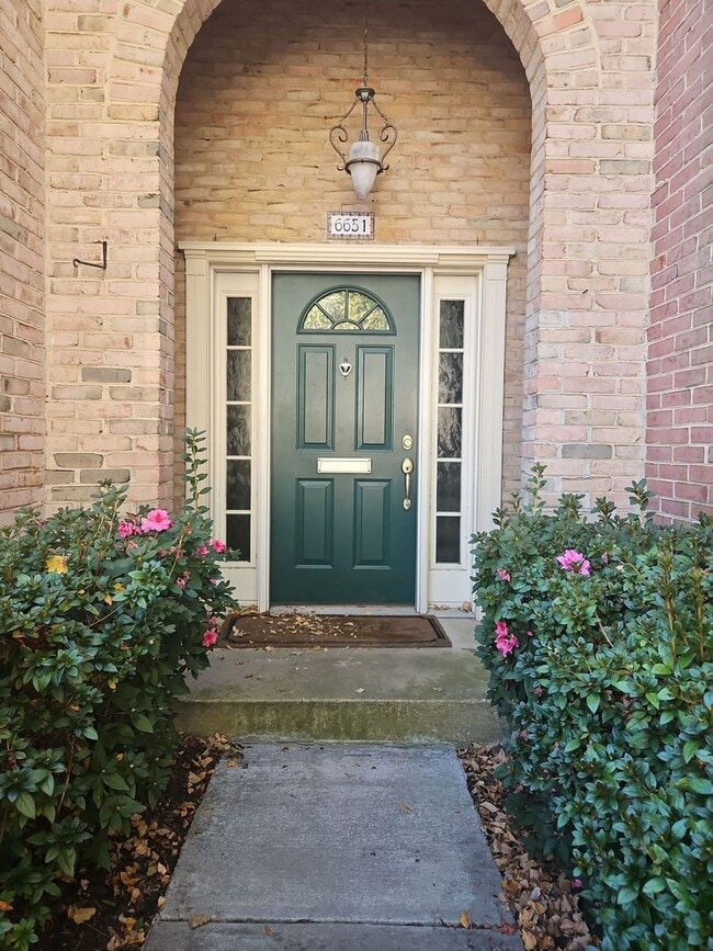 Building Photo - Exquisite 3 Bed E.5 Bath Interior Brick To...