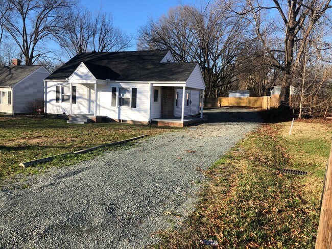 Building Photo - Four bedroom, 2 bath house in Burlington
