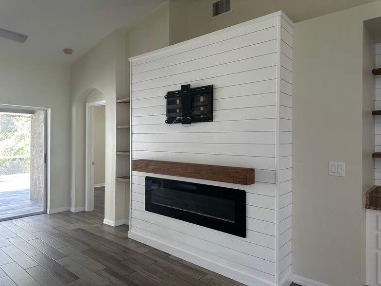 Building Photo - 3145 Dunstable Dr