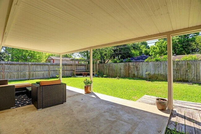 Building Photo - 10027 Timberwood Dr