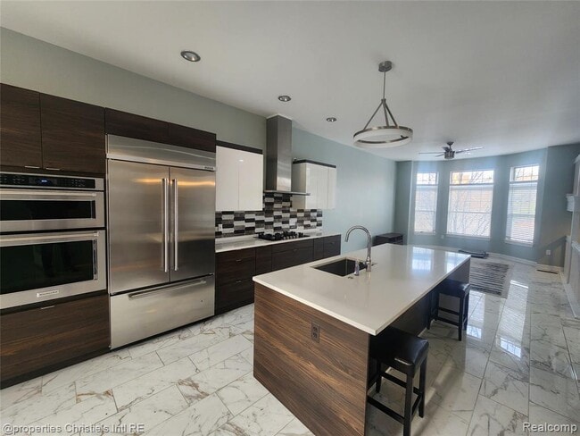 Building Photo - 35 Adelaide St