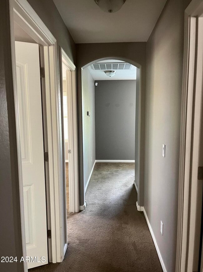 Building Photo - 1360 S Ponderosa Dr