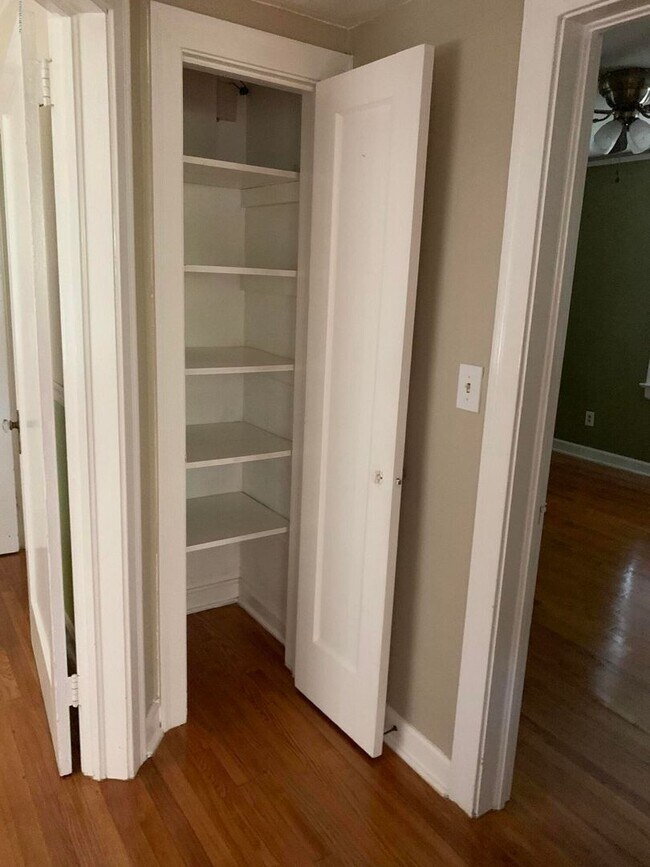 Building Photo - Charming 2/1 in the heart of St. Nicholas