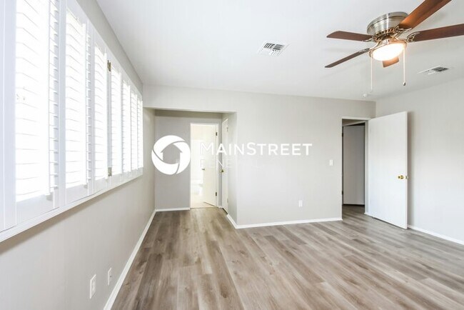 Building Photo - 4 Bedroom Pet-Friendly Home in St. Louis, MO with Main Street Renewal