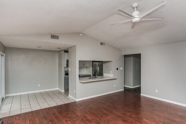 Building Photo - 2114 High Bluff Dr