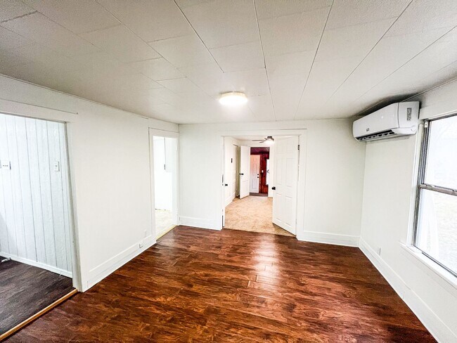 Building Photo - Charming 2 Bed, 1 Bath Home with Modern Kitchen