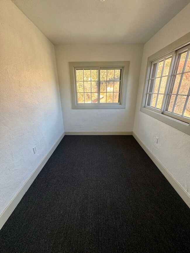 Building Photo - Cave Ave