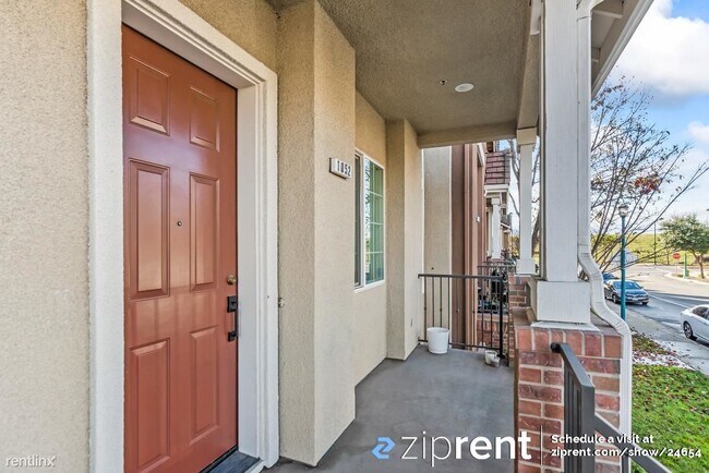 Building Photo - 3 br, 2.5 bath Townhome - 1052 Green Stree...