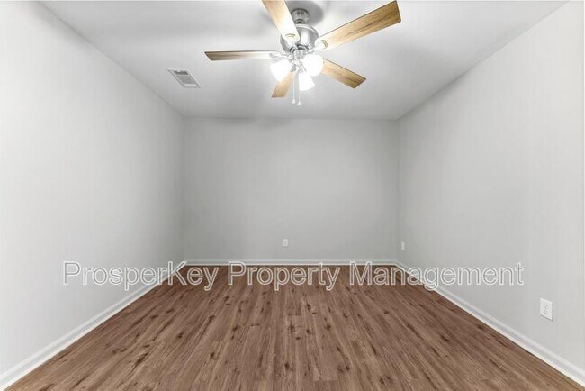 Building Photo - 4924 Roxbury Dr