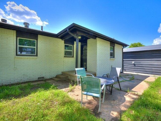 Building Photo - Great home, 4 bedrooms or 3+study, 1.5 bat...