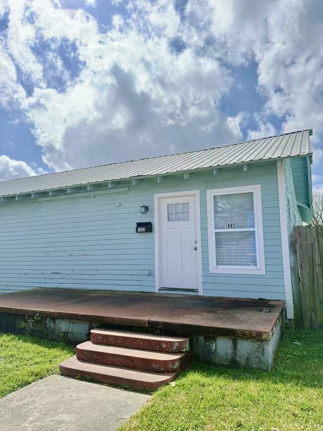 Building Photo - 1002 E Simcoe St