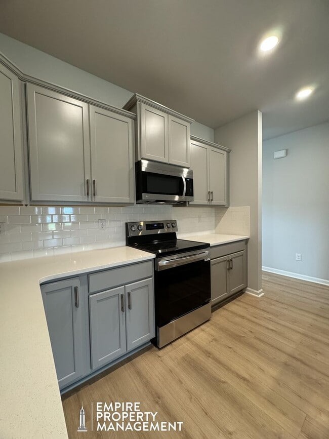 Building Photo - Move In Special: 1/2 Off 1st Month's Rent!!