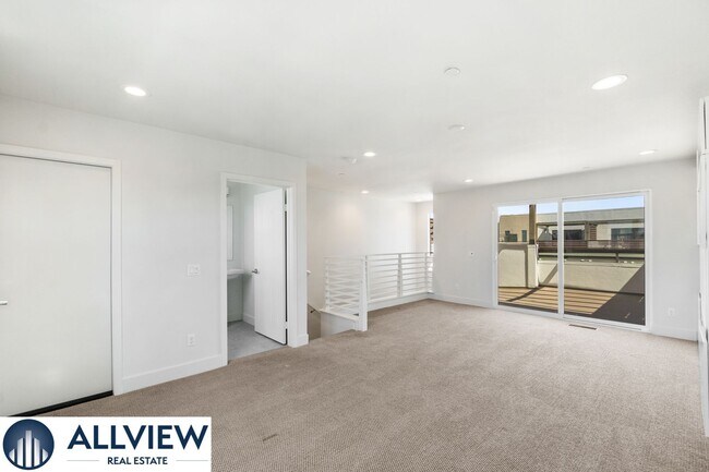 Building Photo - Gorgeous 4 Story Townhome Available in the Highly Desired 17 West Community!