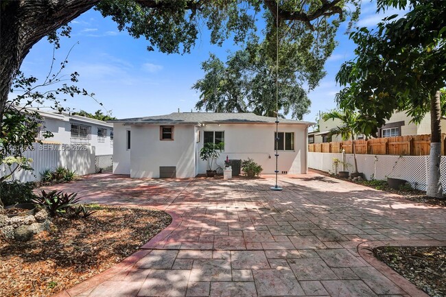 Building Photo - 2420 SW 16th St