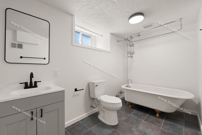 Building Photo - Pet-Friendly Portsmouth Bungalow with Fenc...