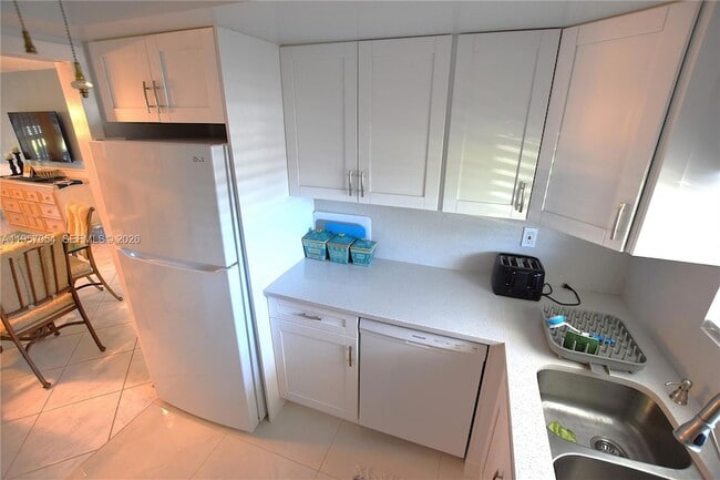 Building Photo - 2750 Emory Dr W