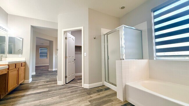 Building Photo - Five bedroom home in Henderson with downstairs bedroom and pool And Spa
