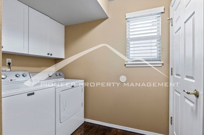 Building Photo - Beautiful 3bd/2.5 bath home with a peaceful backyard, AC, and 2.5 car garage near Ute Valley Park