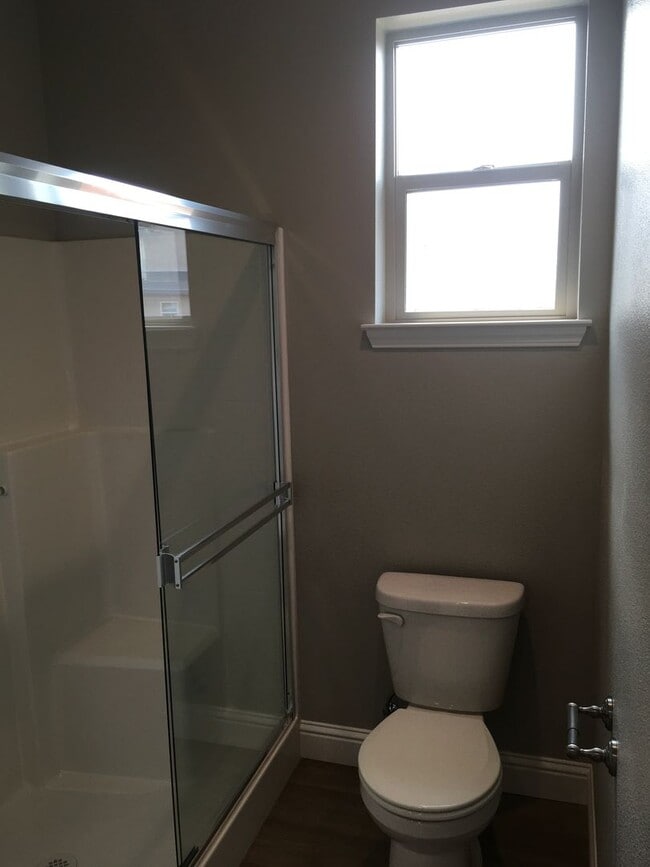 Building Photo - 4 Bedroom West Redding Townhome-  MOVE IN ...