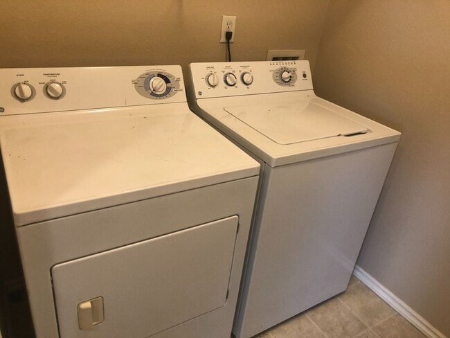 Building Photo - 2 Bedroom, 2 Bathroom Condo with Convenien...