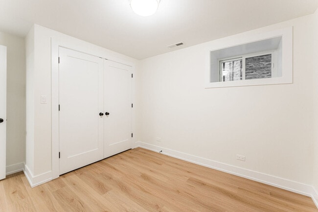 Building Photo - 1954 N Sheffield Ave