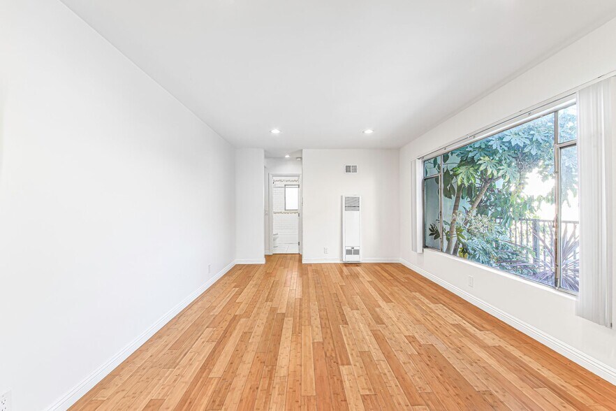 Building Photo - 809 Flora Dr