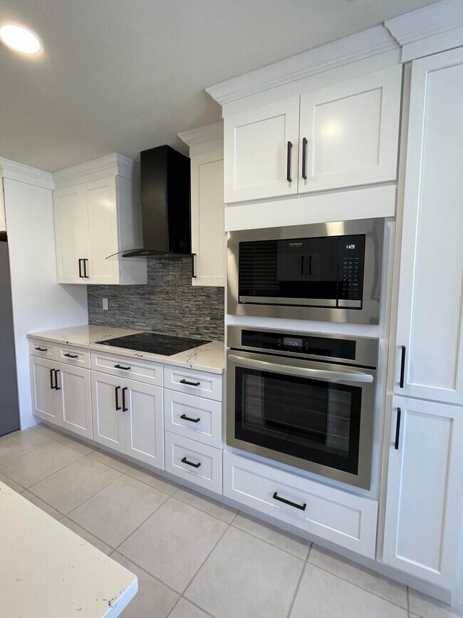 Building Photo - 613 Manatee Dr