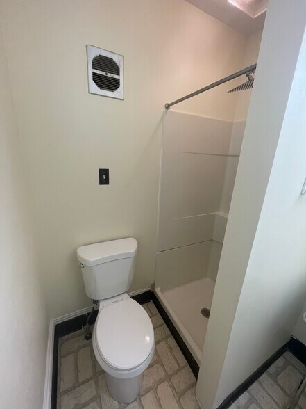 Building Photo - 86 Elm St