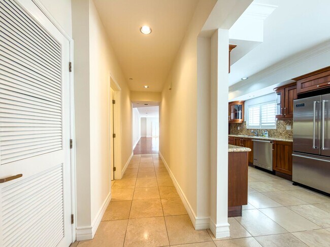 Building Photo - Spacious 3BR Condo with Luxury Finishes in Brentwood!