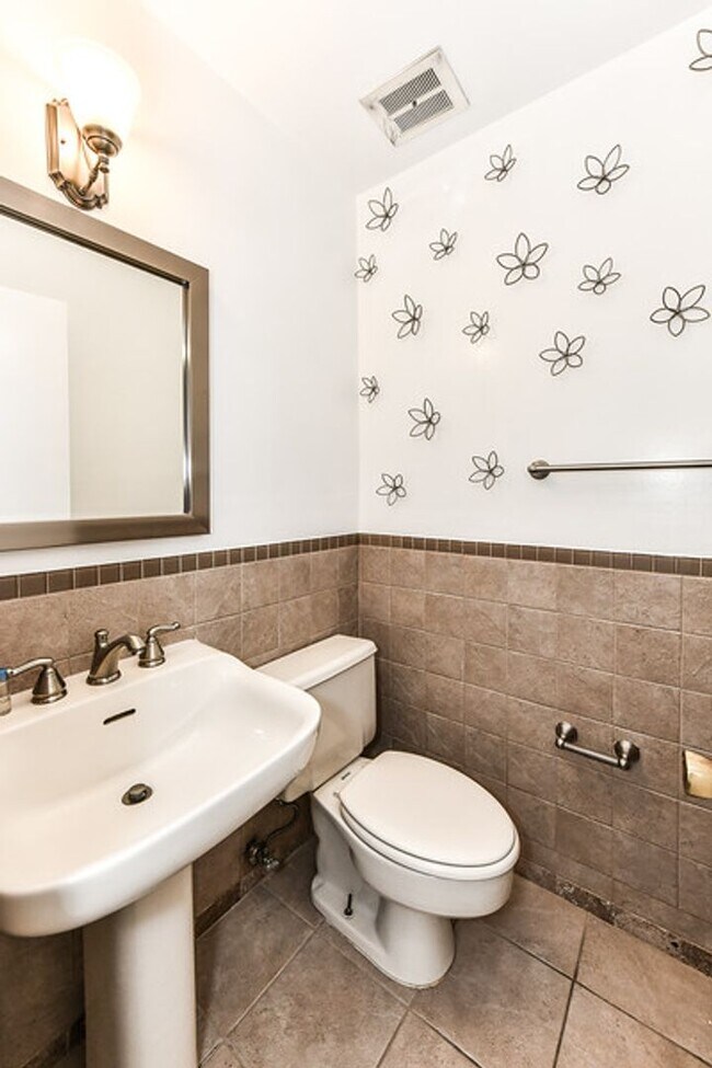 Building Photo - Spacious 4 Bed 2/2 Bath Home with Park-Lik...